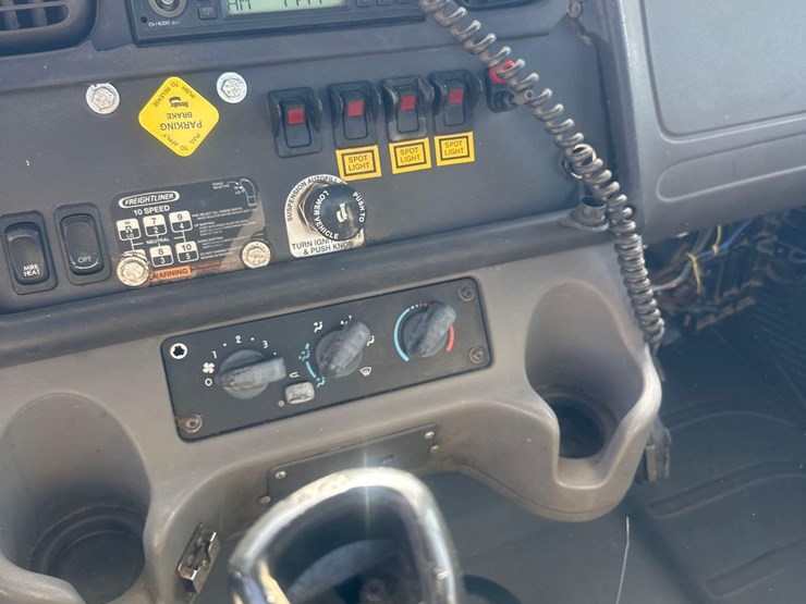 2005-freightliner-m2-cab-&-chassis-tri-axle-truck-image-24