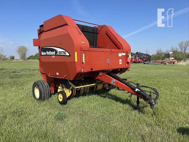 new-holland-br780-image-3
