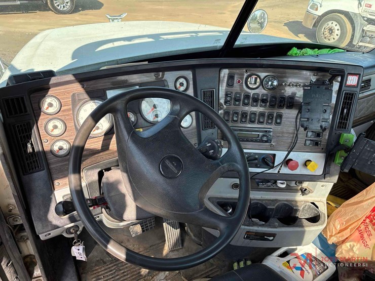 2015-freightliner-122sd-image-6