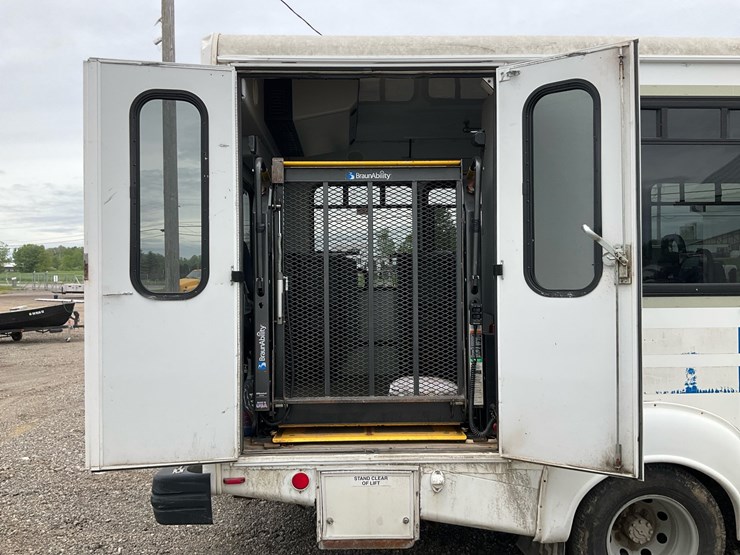 2015-ford-e450-image-26