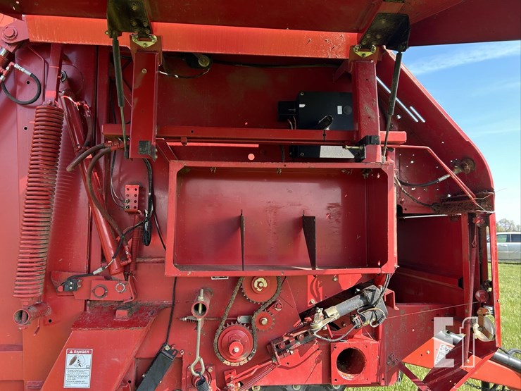 new-holland-br780-image-33