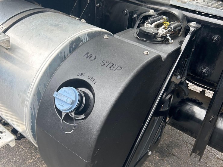 2024-kenworth-t880-image-38