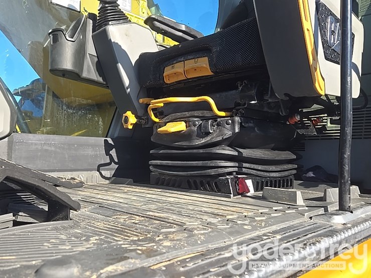 2021-caterpillar-336-image-63