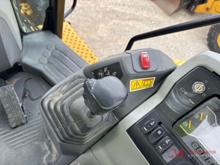 2021-caterpillar-420-image-21