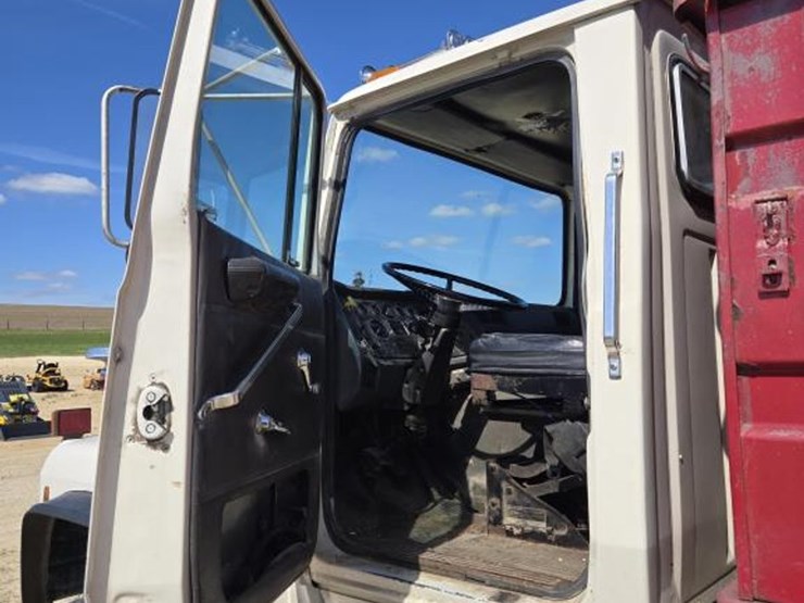 1988-ford-l9000-image-25