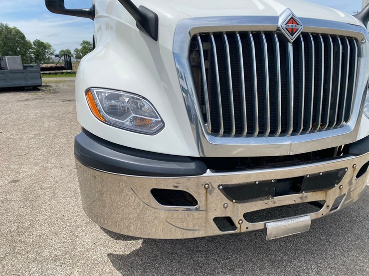 2019-international-lt625-day-cab-semi-tractor-image-9