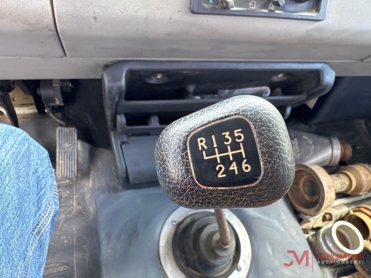 2001-freightliner-fl70-image-32