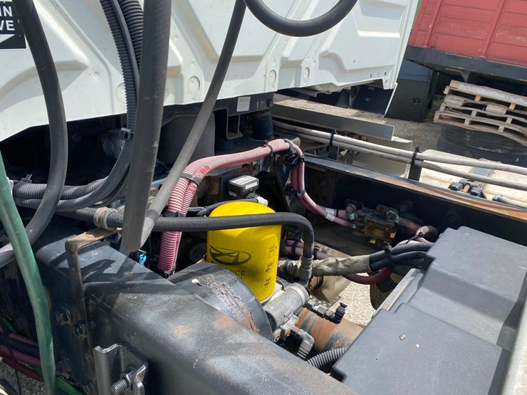 2019-international-lt625-day-cab-semi-tractor-image-28