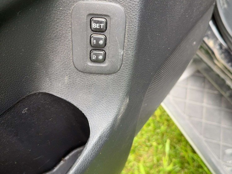 2013-nissan-armada-image-15