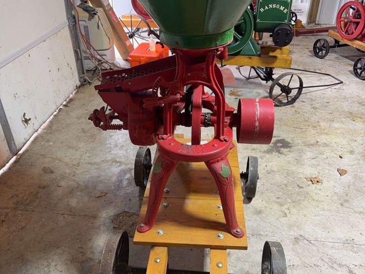maple-leaf-jr.-grain-grinder-image-13
