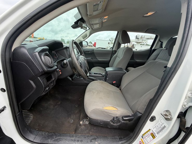2018-toyota-tacoma-sr5-image-13