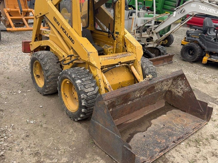 new-holland-l425-image-2