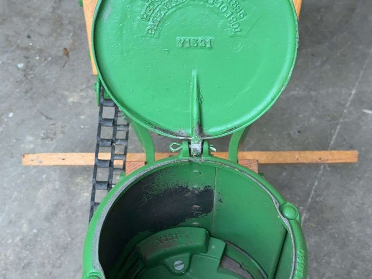 john-deere-deere-&-mansur-co.-hand-push-planter-image-11