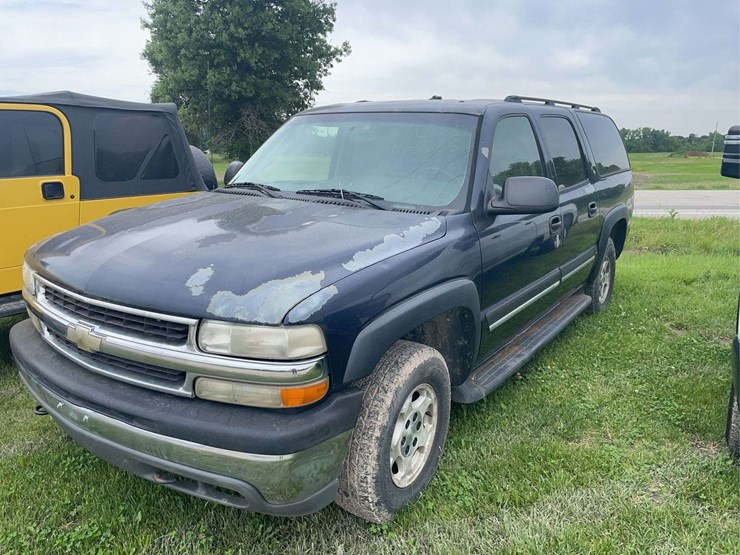 2005-chevrolet-suburban-image-1