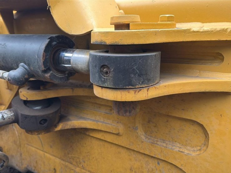 2018-caterpillar-d6k-image-32