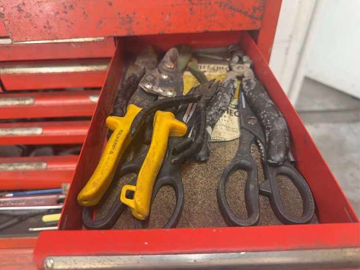snap-on-tool-cabinet-with-assorted-tools-image-9