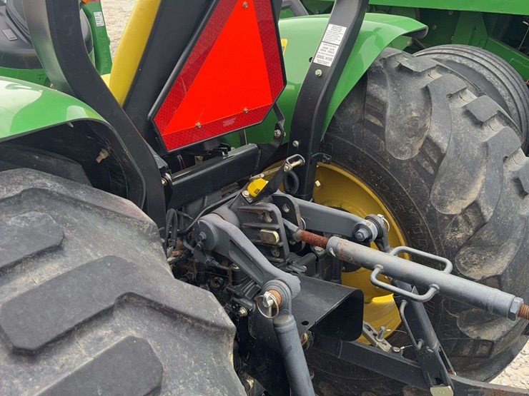 2015-john-deere-4105-image-13