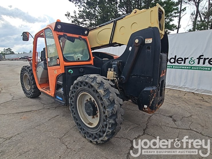 2016-jlg-642-image-3