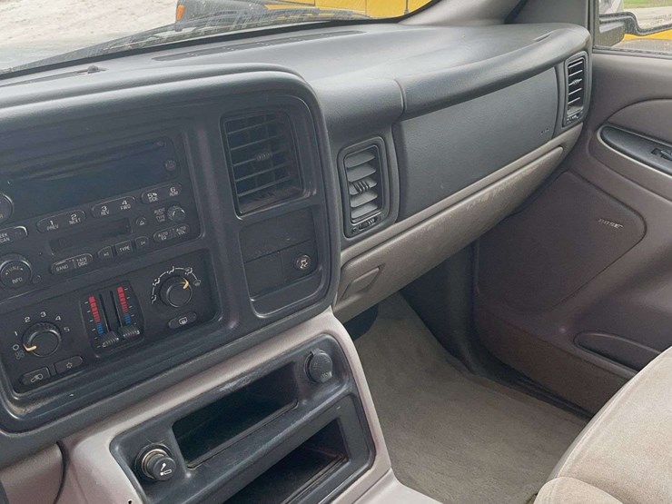 2005-chevrolet-suburban-image-6