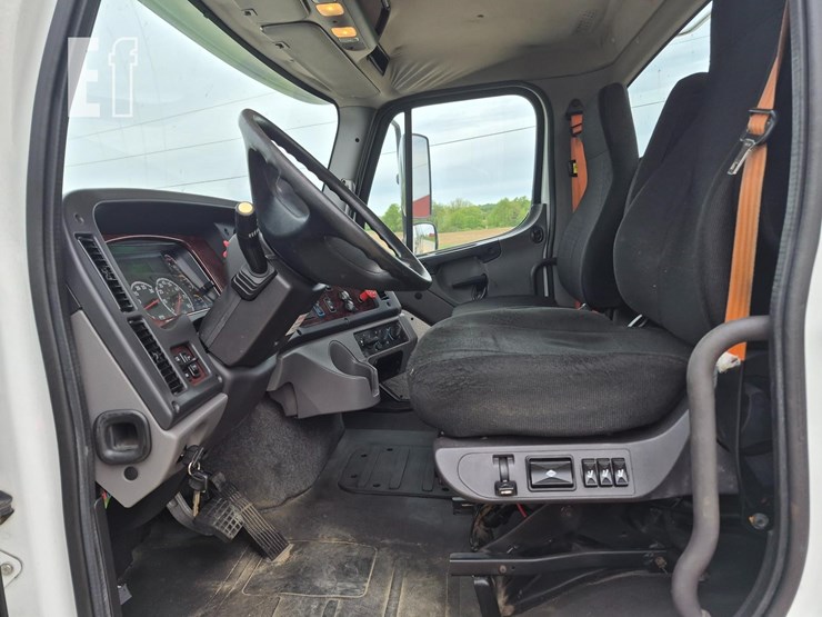2018-freightliner-business-class-m2-112-image-13