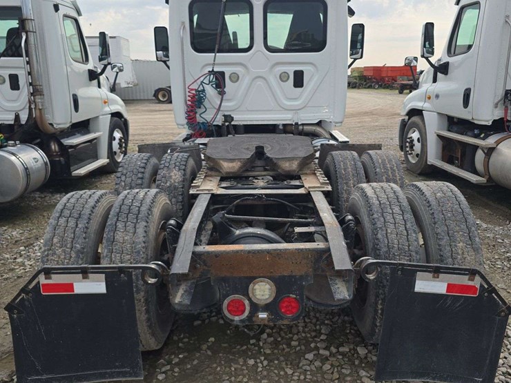 2015-freightliner-cascadia-125-image-5
