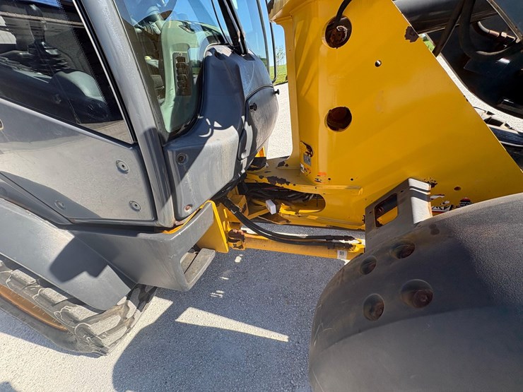 2020-deere-304l-image-21