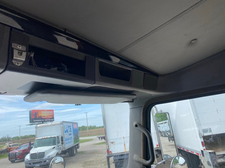 2014-kenworth-t400-single-axle-day-cab-semi-tractor-image-60