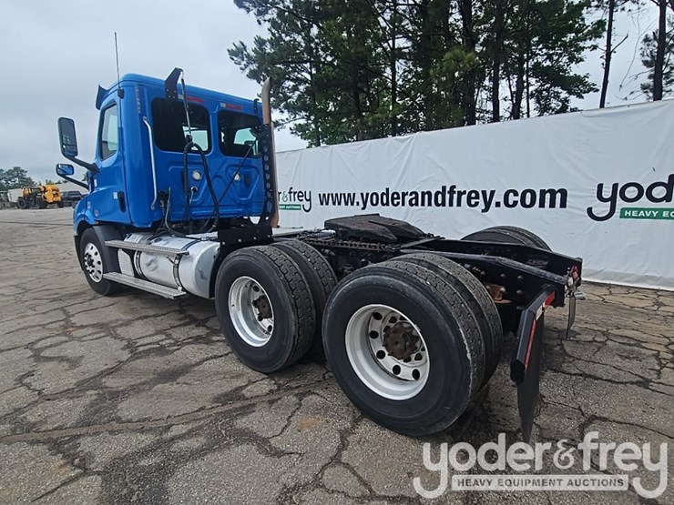 2019-freightliner-cascadia-116-image-3