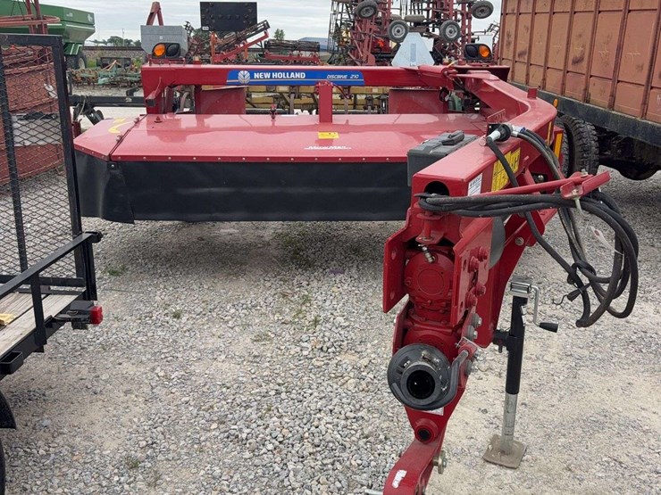 2022-new-holland-210-image-2