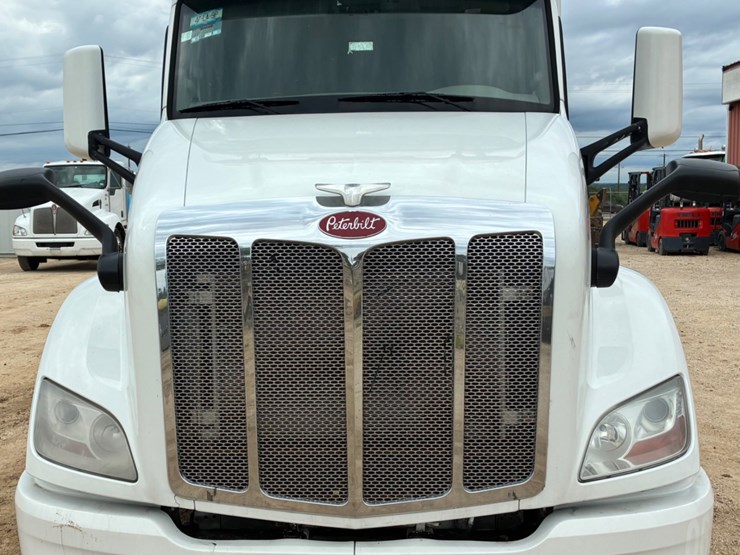 2019-peterbilt-579-image-2