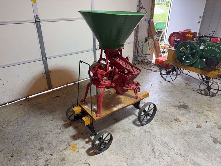 maple-leaf-jr.-grain-grinder-image-1