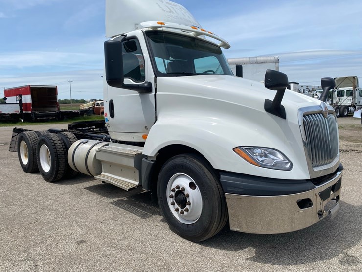 2019-international-lt625-day-cab-semi-tractor-image-3