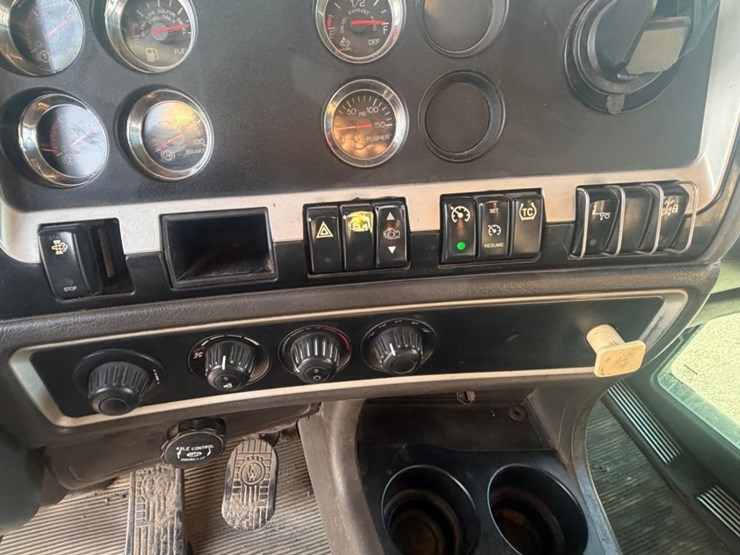 2013-kenworth-t800-image-26