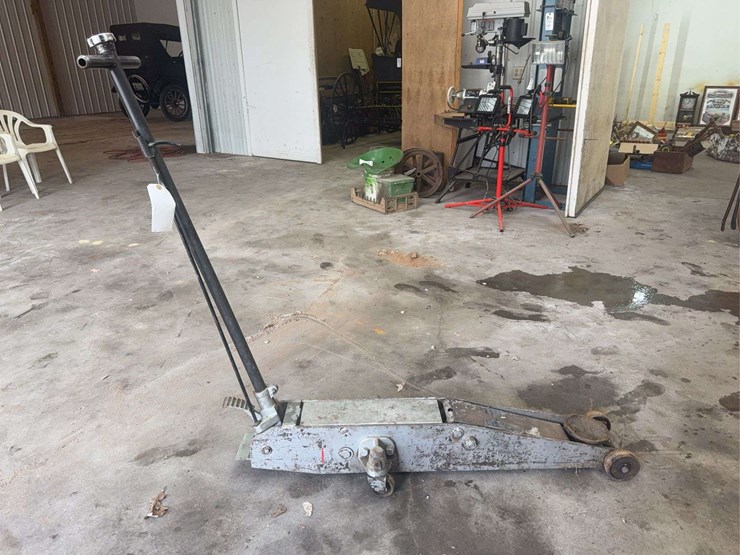 hydraulic-floor-jack-image-1