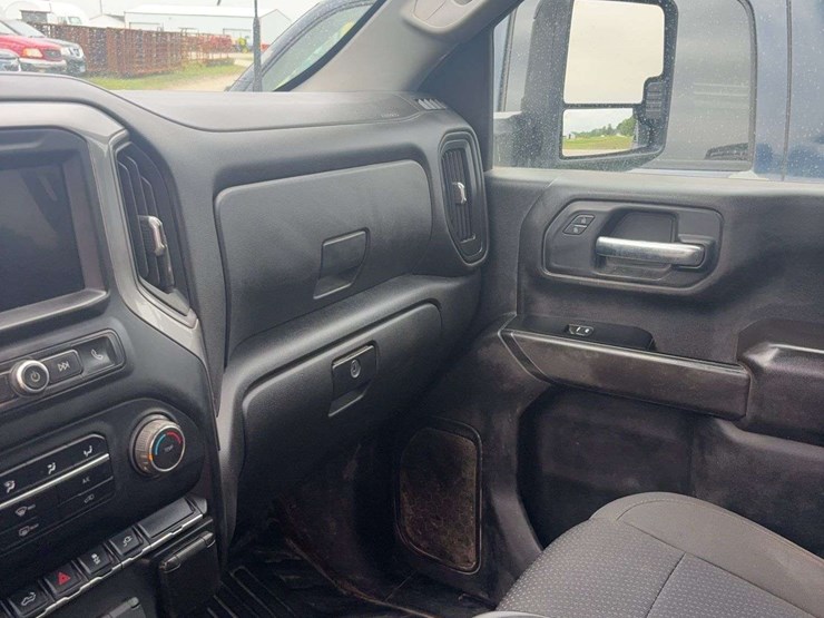 2022-chevrolet-3500-image-22