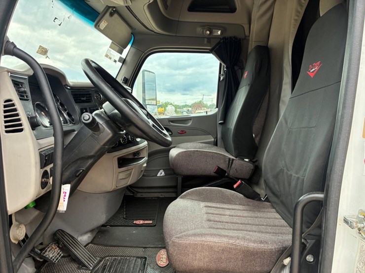 2019-peterbilt-579-image-7