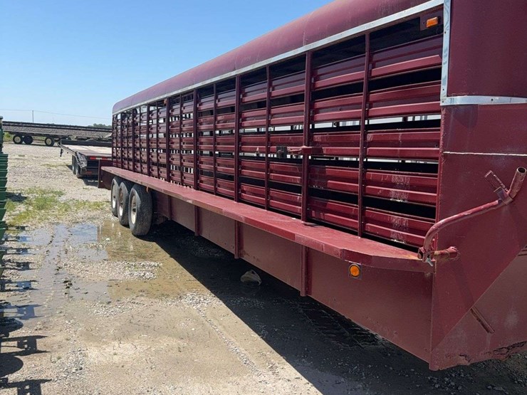 2003-gooseneck-livestock-trailer,-32ft,-2-cut-gates,-triple-axel,-wood-floor,-vin#-td259200,-butterfly-tailgate-image-4