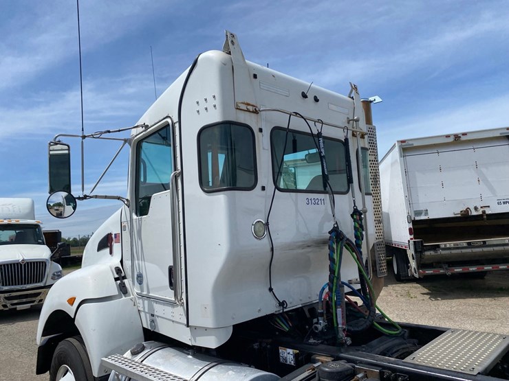 2014-kenworth-t400-single-axle-day-cab-semi-tractor-image-9