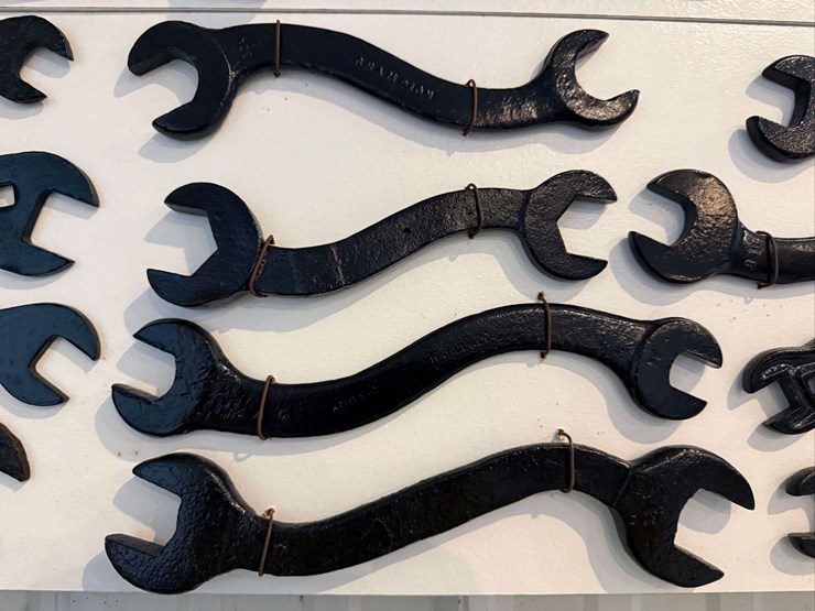 collection-of-metal-wrenches-image-10