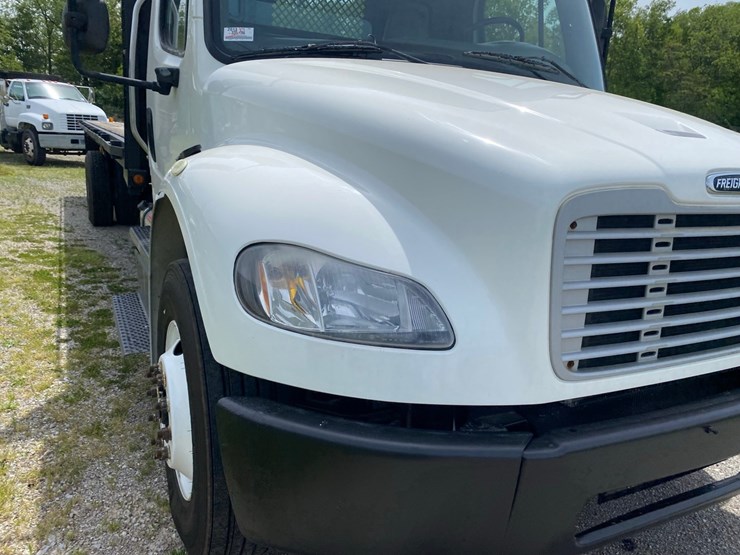 2013-freightliner-m2-flatbed-image-7
