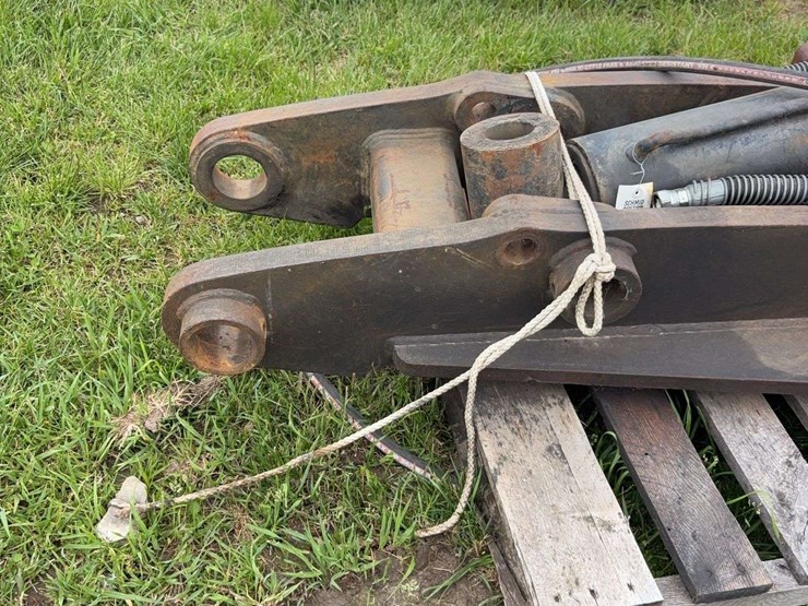 hydraulic-thumb-with-cylinder-off-of-an-excavator-image-2
