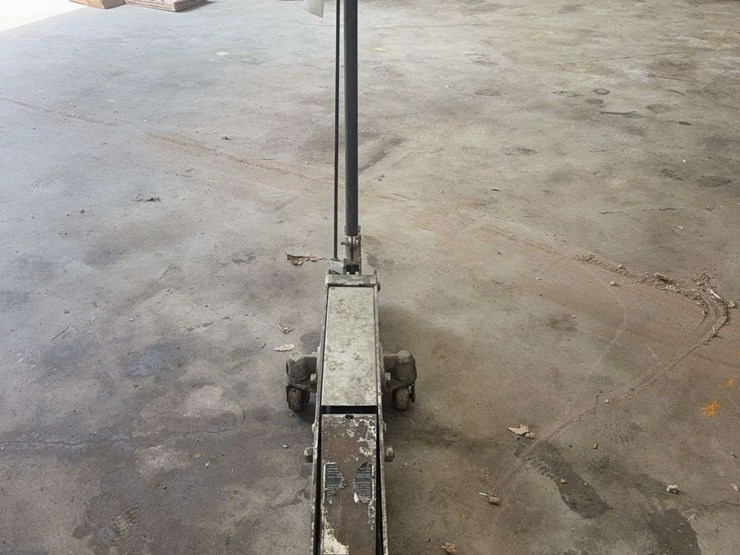 hydraulic-floor-jack-image-2