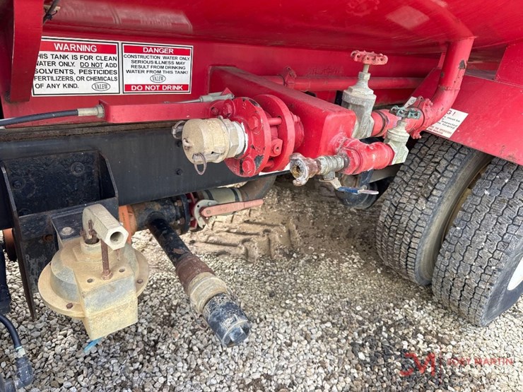 2001-freightliner-fl70-image-12