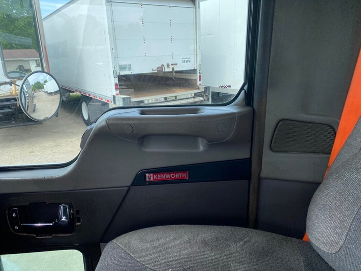2014-kenworth-t400-single-axle-day-cab-semi-tractor-image-70