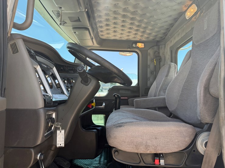 2016-kenworth-t800-image-11