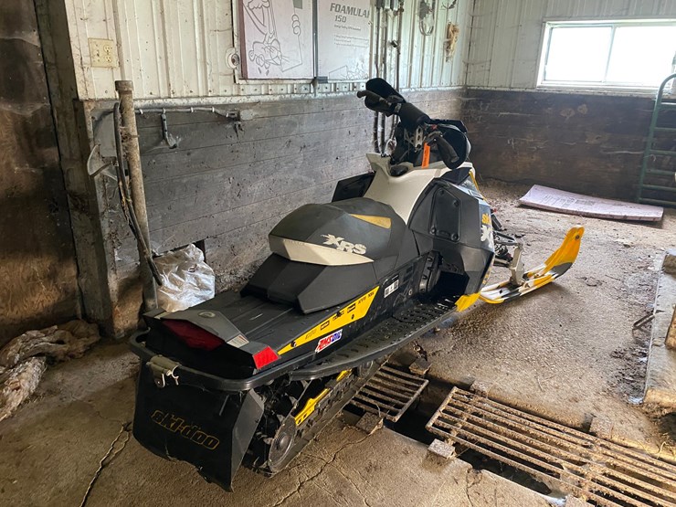 #3551-•-2011-ski-doo-mxz800-xrs-800r-snowmobile-(no-registration-card)-image-3