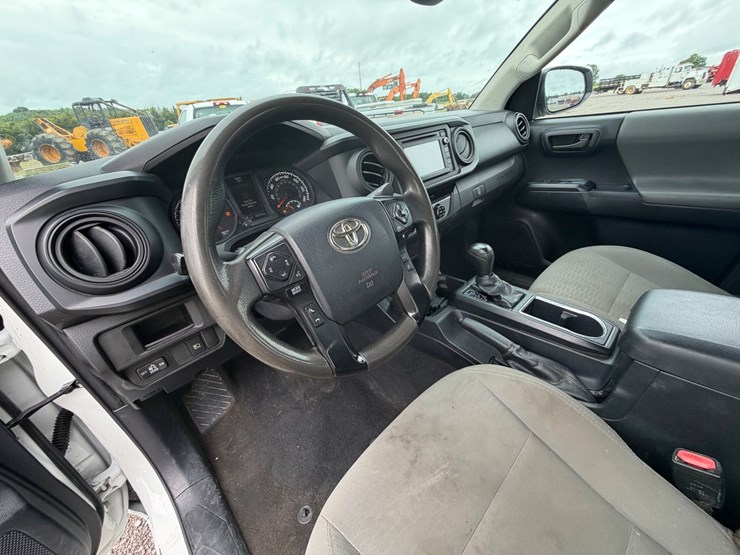 2018-toyota-tacoma-sr5-image-16