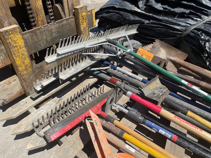 #6084-•-pallet-of-handled-tools-image-3