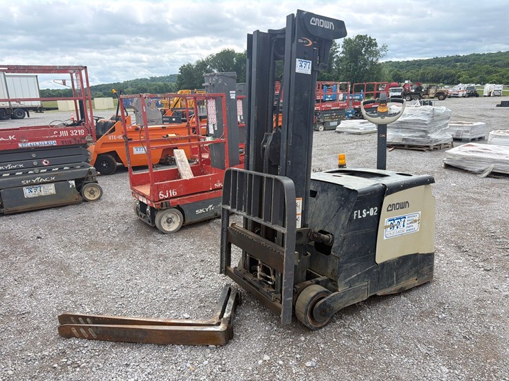 #101-•-crown-shc-500-25-walkie-electric-stacker-forklift-image-1