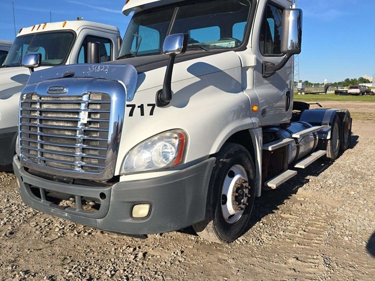 2014-freightliner-cascadia-125-image-1